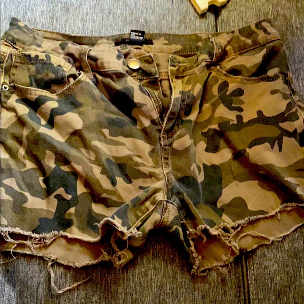 Forever 21 cut off jeans